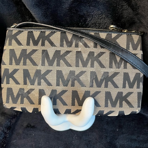 Authentic Michael Kors small purse or wristlet - Picture 3 of 4